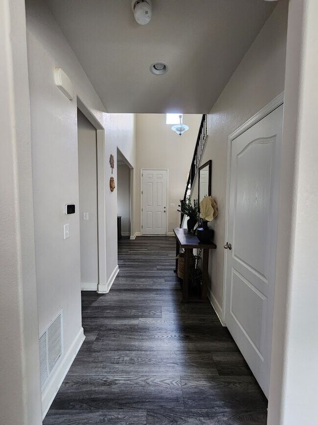 Foto del edificio - Long Realty & Property Management - 5 bedroom Stunning Home with Full Finished Basement