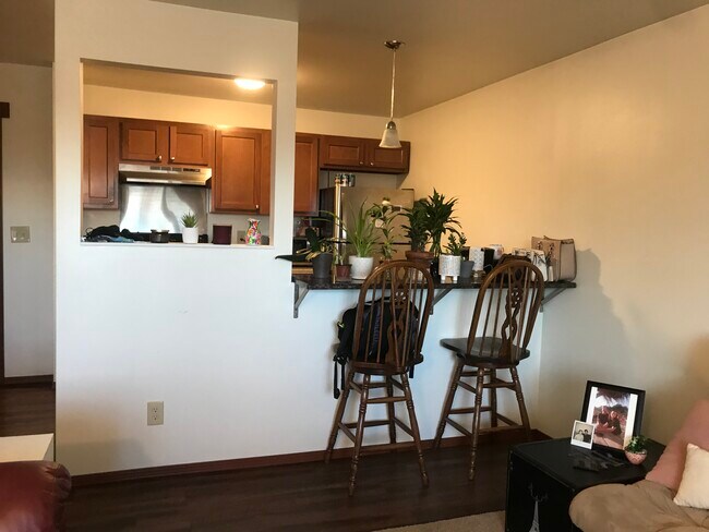 Barra de desayuno de granito - The Metro On Vine