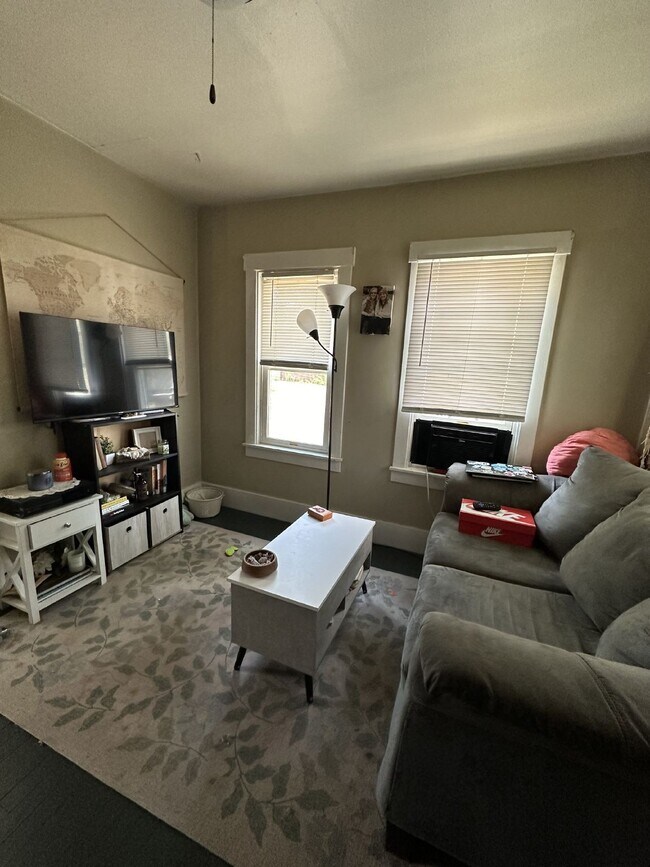 Foto del edificio - 1 Bed 1 Bath single family home near UWEC Available June 1st! Fenced in yard!