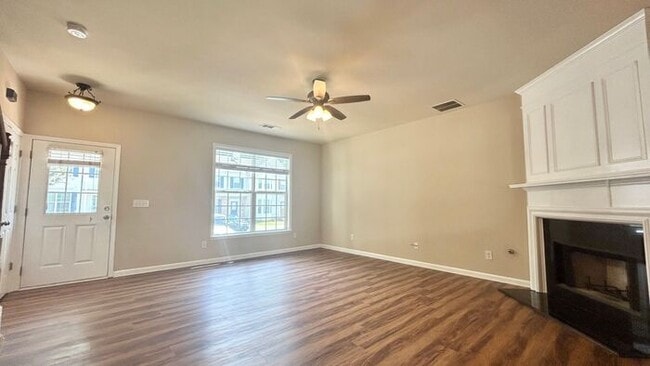 Building Photo - Gorgeous Alpharetta Townhouse! 3 Bedrooms/2.5 Bathrooms, Hardwoods, End Unit!