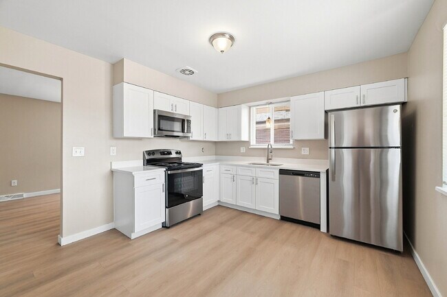 Foto del edificio - $2,440.95 with $300 Off the First Month's Rent, 5 Beds - 2 Bath, Multiplex in Littleton with Shar...