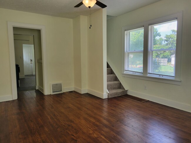 Building Photo - Floor-tastic Retreat: Rent this 3 Bed/1 Ba...