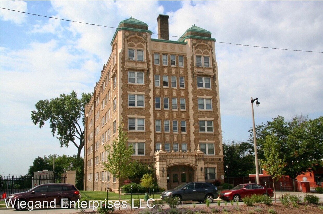 2435 W Wisconsin Ave, Milwaukee, WI 53233 Apartment for Rent in