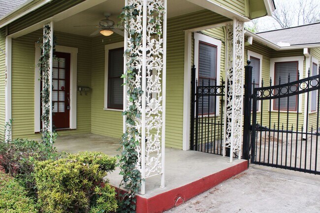 Foto del edificio - QUINTESSENTIAL ALAMO HEIGHTS COTTAGE