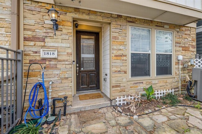 Building Photo - 1818 Dennis St