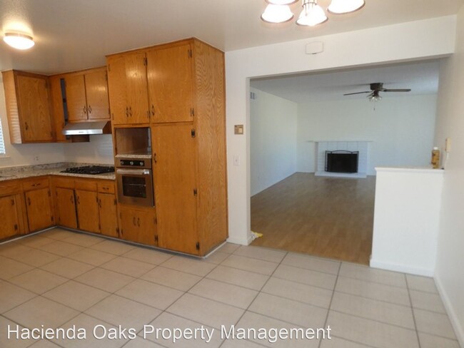 Foto del edificio - 4 br, 1.5 bath House - 1568 S. Walnut Avenue