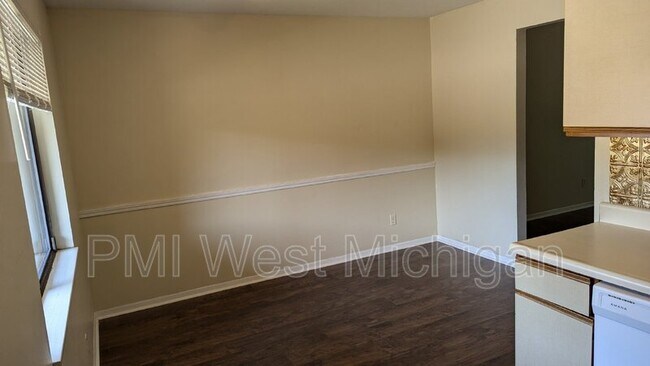 Building Photo - 6066 In the Pines Dr SE