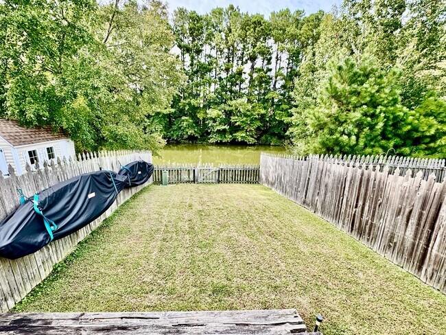 Foto del edificio - Available 11-14-25! Lakefront Townhome w/2...