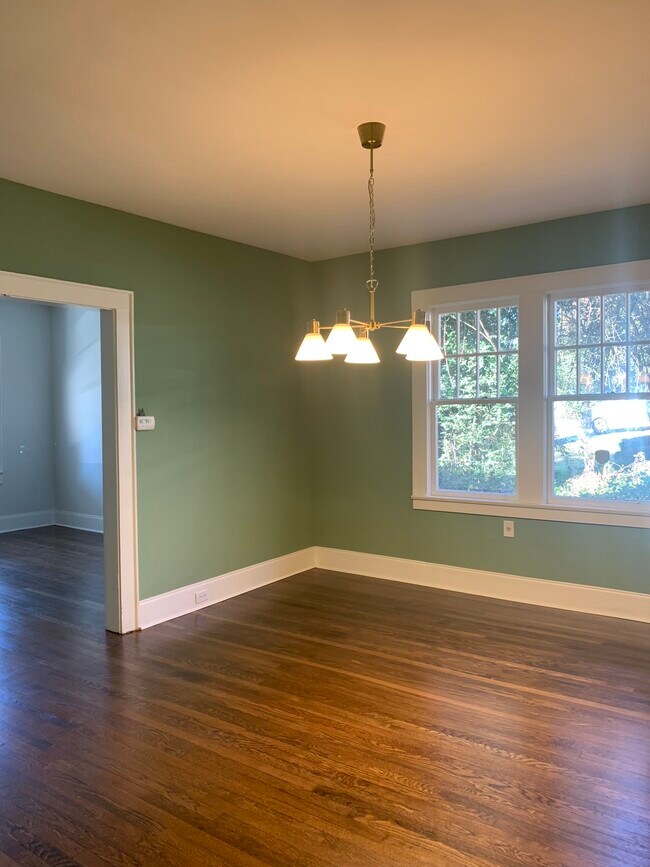 Building Photo - 1098 University Dr NE