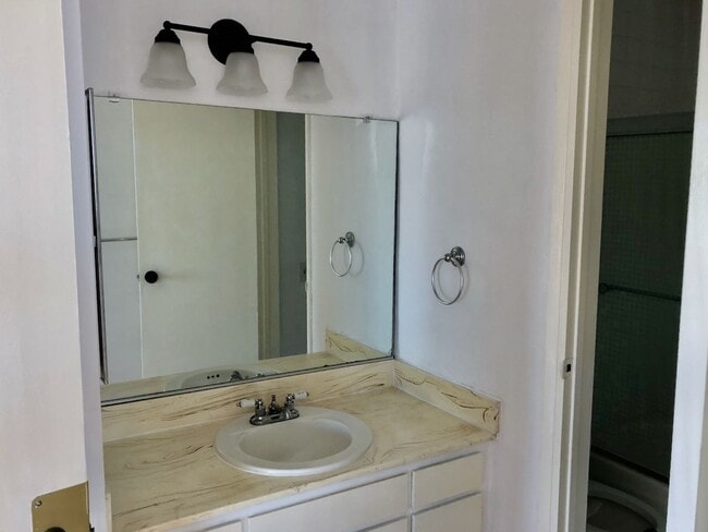 Bathroom - 400 S Oxford Ave