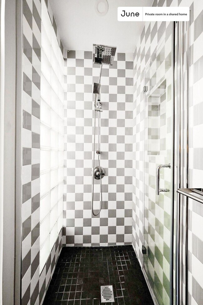 Foto del edificio - Room in Shared 3 bed/3 bath home