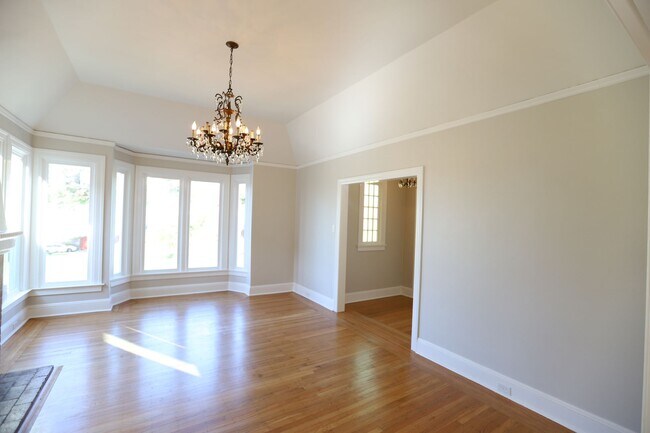 Building Photo - Miraloma Park: Spacious Single Family Home...