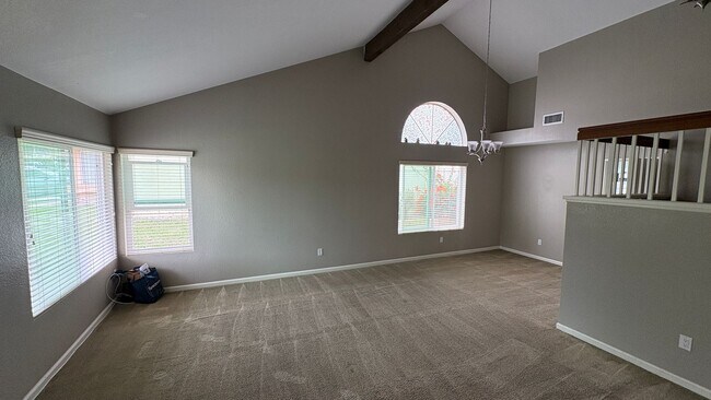 Foto del edificio - Spacious 4-Bedroom Home Near Centennial High School in Corona