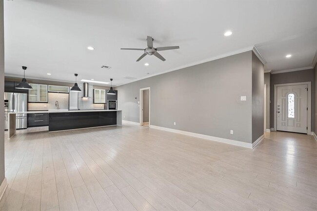 Building Photo - 5703 Eagle Cliff