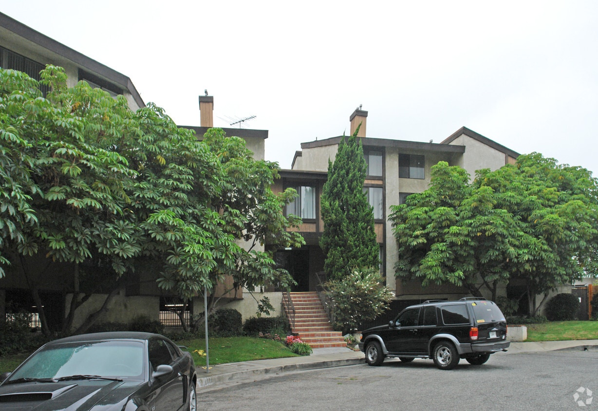 Building Photo - 3327 Livonia Ave