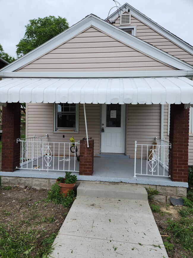 Puerta de entrada a casa - 905 Benton Ave