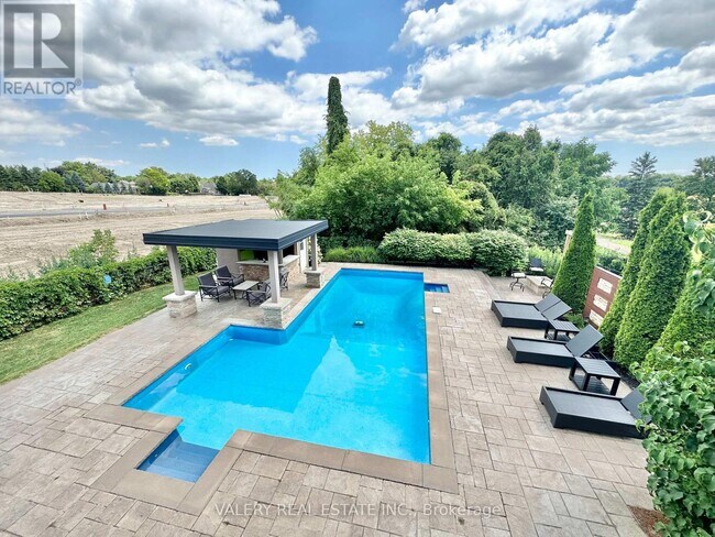 Building Photo - 13 Classic Dr