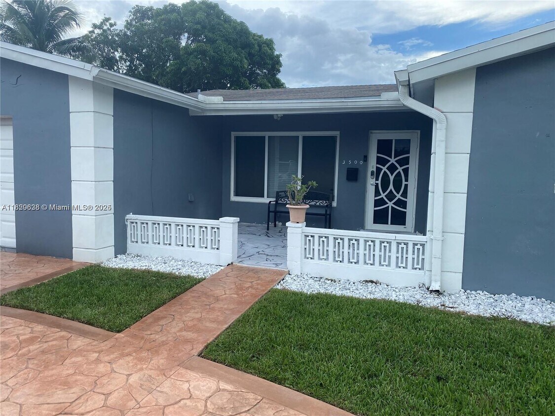 Foto principal - 3500 NW 32nd Ct