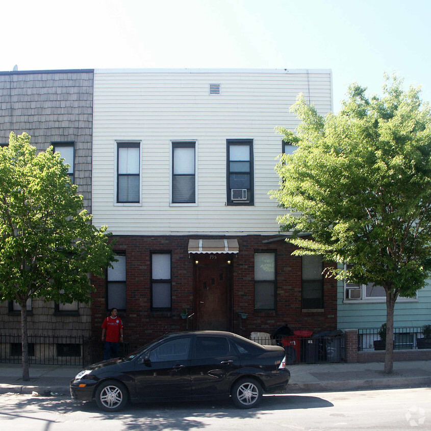 Primary Photo - 795 Meeker Ave