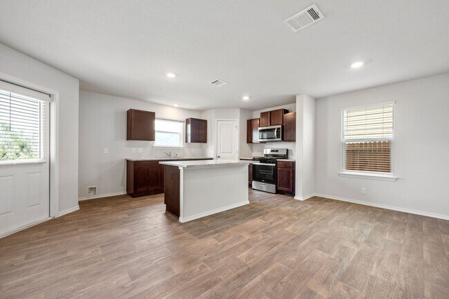 Foto del edificio - REDUCED DEPOSIT!!! New Construction in Whi...