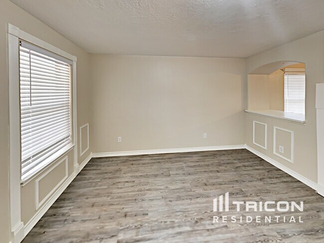 Foto del edificio - 729 Forest Ln Dr