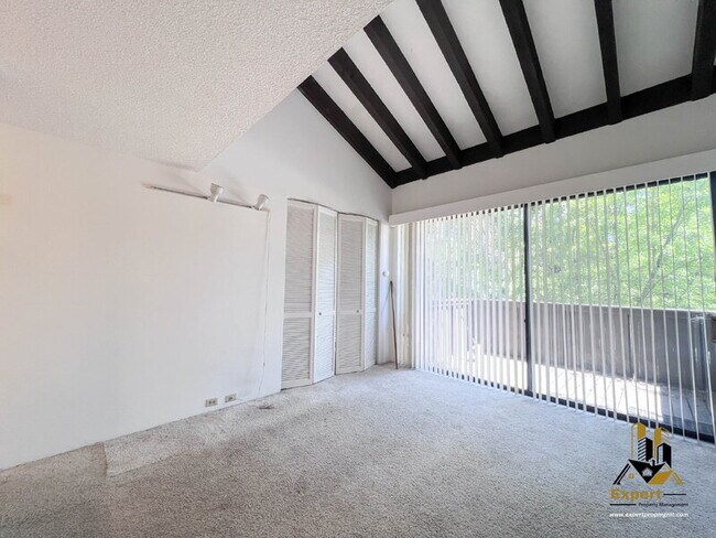 Foto del edificio - 887 Woodside Ln E