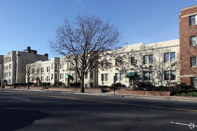 Foto del edificio - 3022-3026 Wisconsin Ave NW