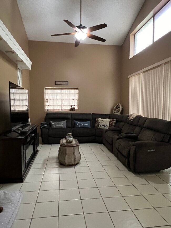 Sala de estar - 10664 NW 16th Ct