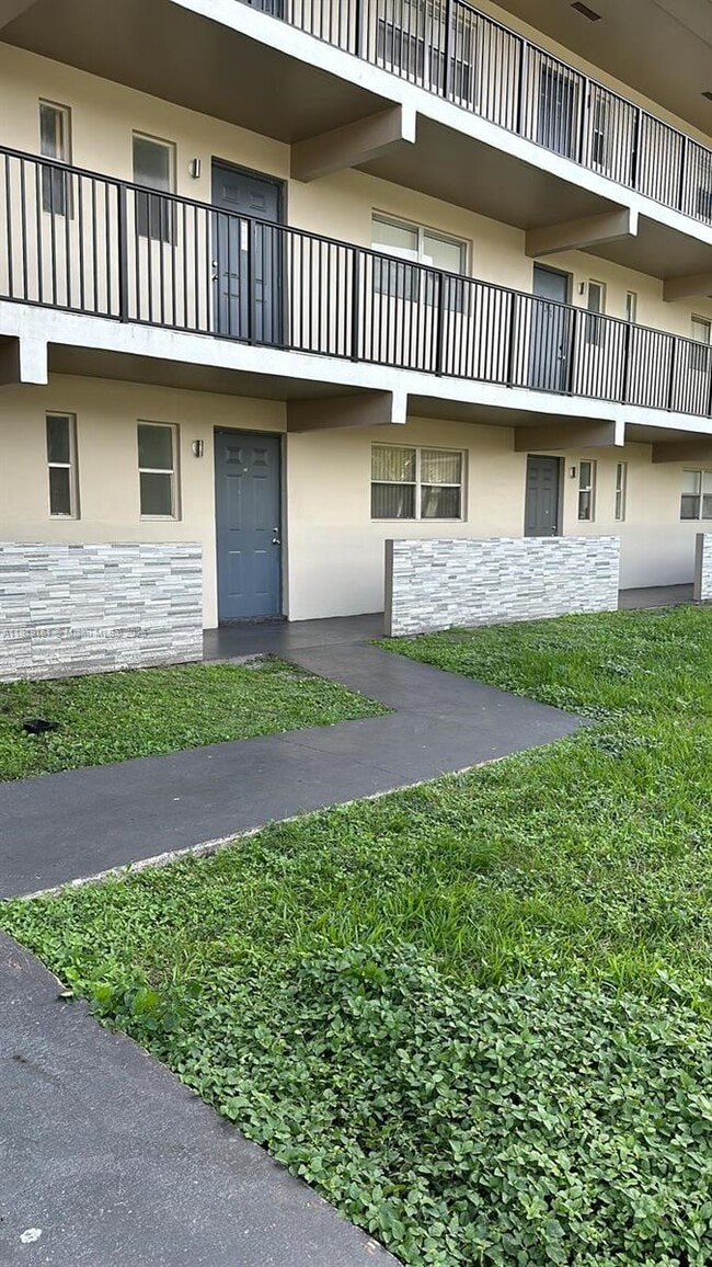 Foto del edificio - 8000 Fairview Dr