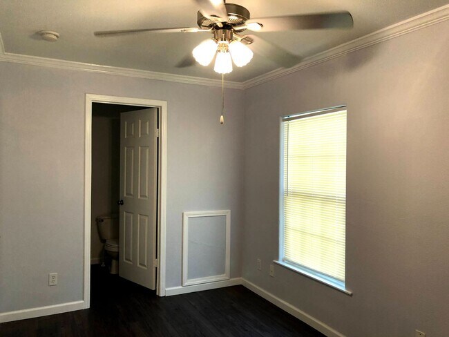 Building Photo - 146 Varsity Dr