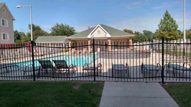Building Photo - Close to Campus  3 bed 3 bath Condo