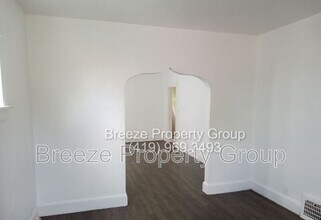Building Photo - 422 Dexter St