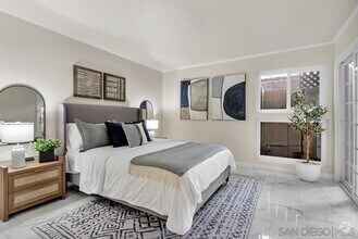 Building Photo - 2600 Torrey Pines Rd