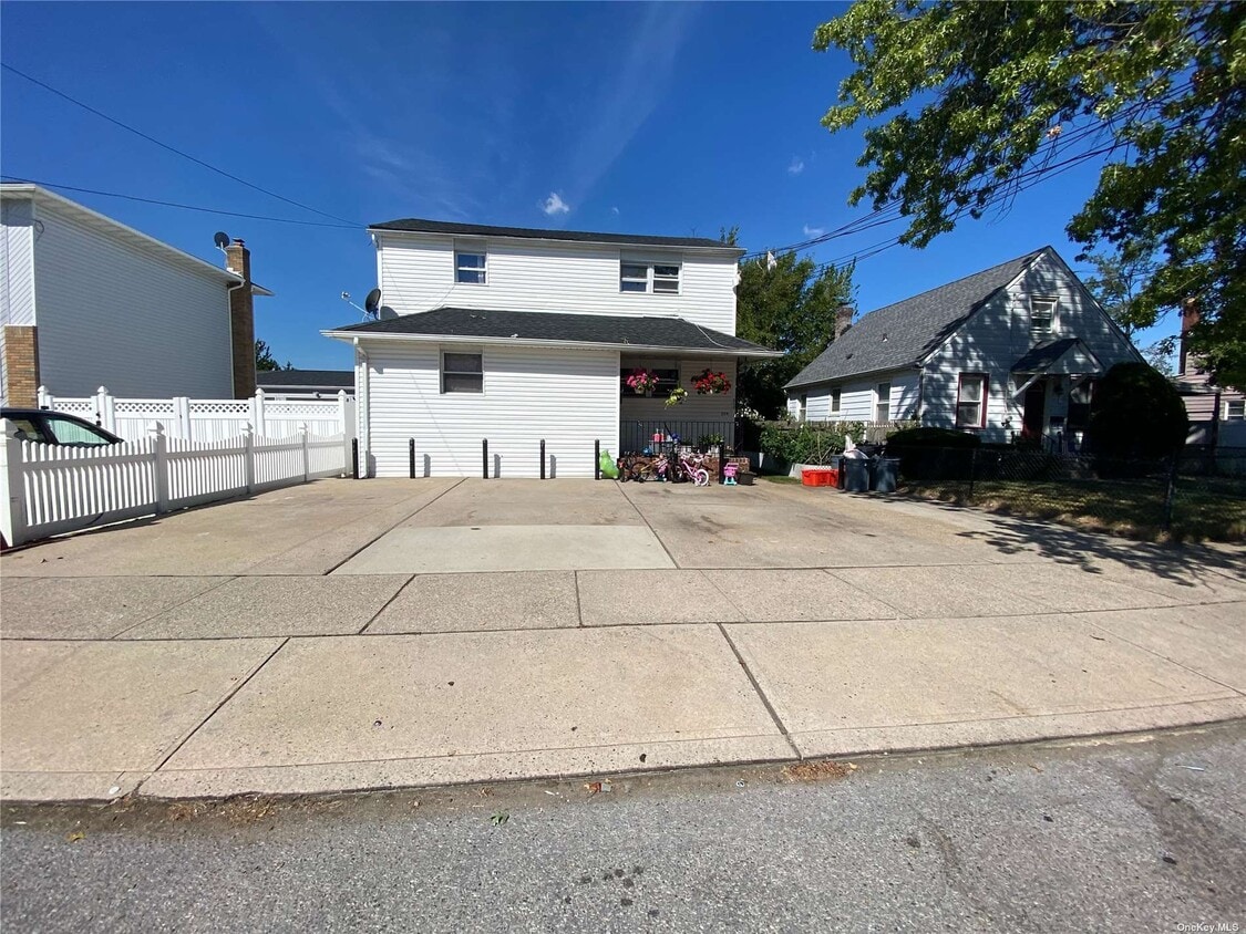 212214 Oakley Ave, Elmont, NY 11003 House Rental in Elmont, NY