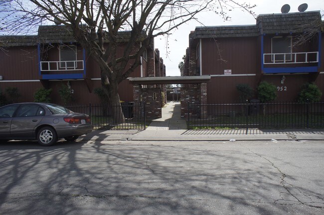 Building Photo - 942 Porter Ave
