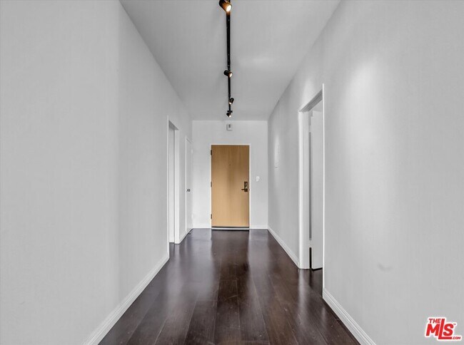 Foto del edificio - 999 N Doheny Dr