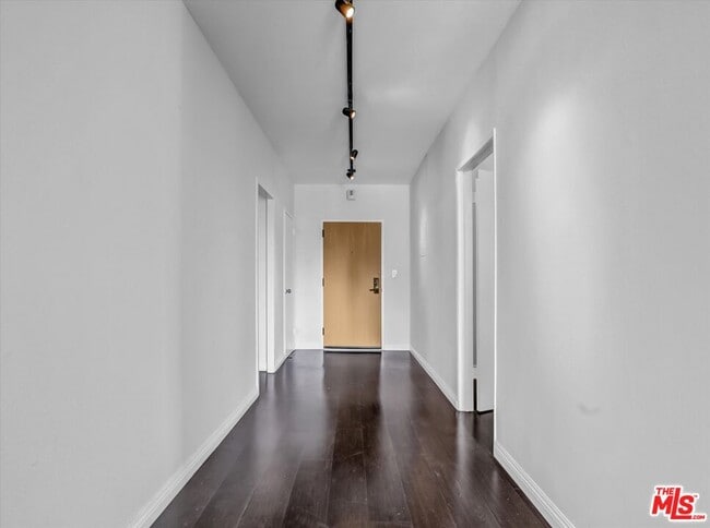 Building Photo - 999 N Doheny Dr