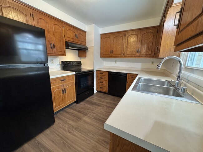 Foto del edificio - 406 N St Bernard Dr