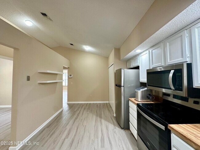 Foto del edificio - 8828 Townsquare Dr S