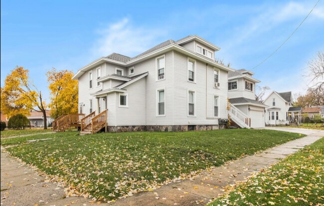 Building Photo - 121 S Elm Ave