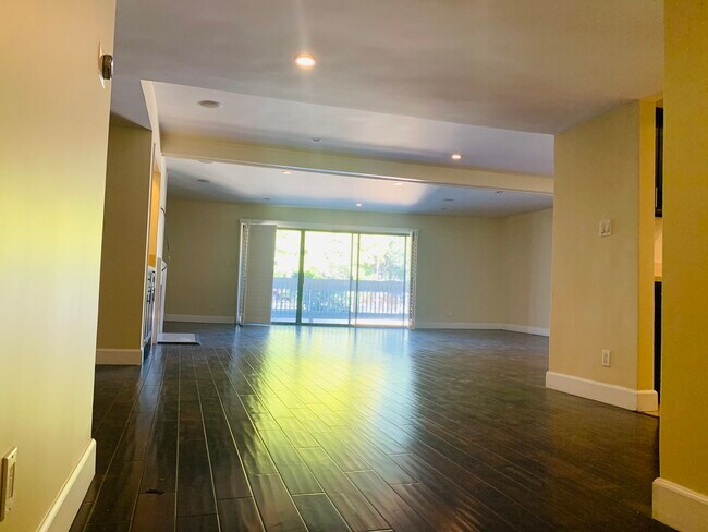 Building Photo - 1310 Roxbury Dr