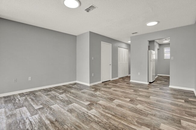 Building Photo - ***1ST MONTH RENT FREE! LARGE 2 BEDROOM 1.5 BATH IN ORANGE CITY***