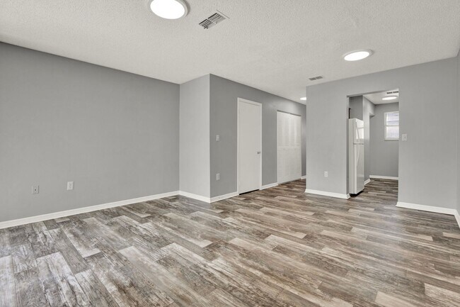 Building Photo - ***LARGE 2 BEDROOM 1.5 BATH IN ORANGE CITY***