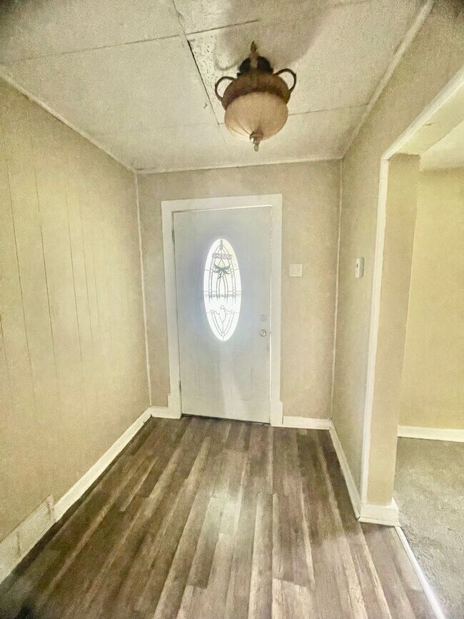 Foto del edificio - 4 bedroom. 1.5 Bath- Turtle Creek Pa