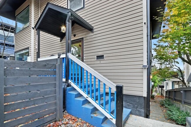 Entry Landing - 2319 Boylston Ave E