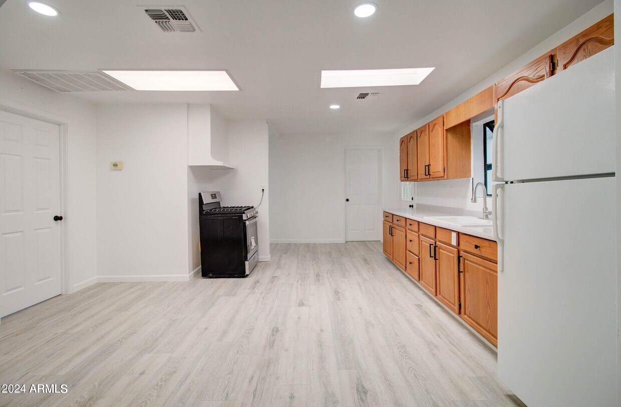Building Photo - 5599 Central Dr