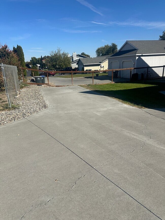 Building Photo - 5 Bedroom Home! Available now.