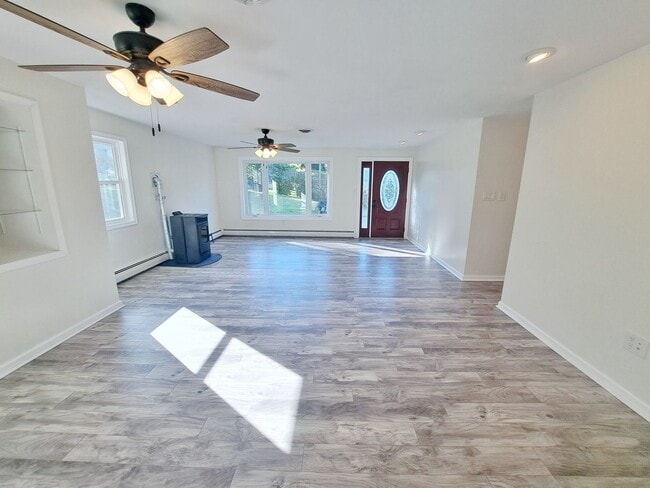 Foto del edificio - 3 Bed / 1-1/2 Bath Single Family Home