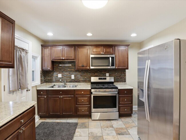 Foto del edificio - 2BR, 1BA Brick Front Row Home in Yale Heights