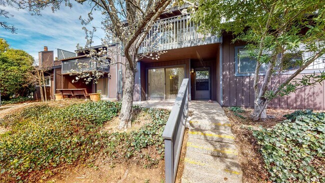 Foto del edificio - PURE Property Management Presents: Beautiful 3 Bedroom/2 Bath in Santa Rosa!